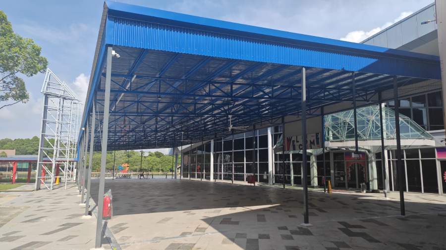 Steel entrance canopy at Singapore Discovery Centre